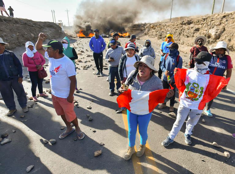 Manifestantes realizan un bloqueo en la carretera Panamericana en La Joya para exigir la renuncia de la presidenta Boluarte