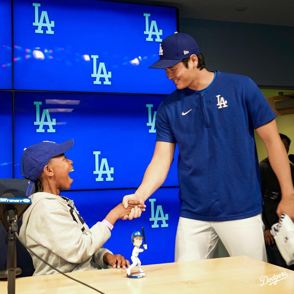 大谷翔平親送簽名球、球衣給病童Albert，並邀請他為今晚球賽開球。圖片取自道奇隊推特