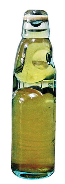 保存昔日風味的冷泉水彈珠汽水，瓶底有沉澱物。