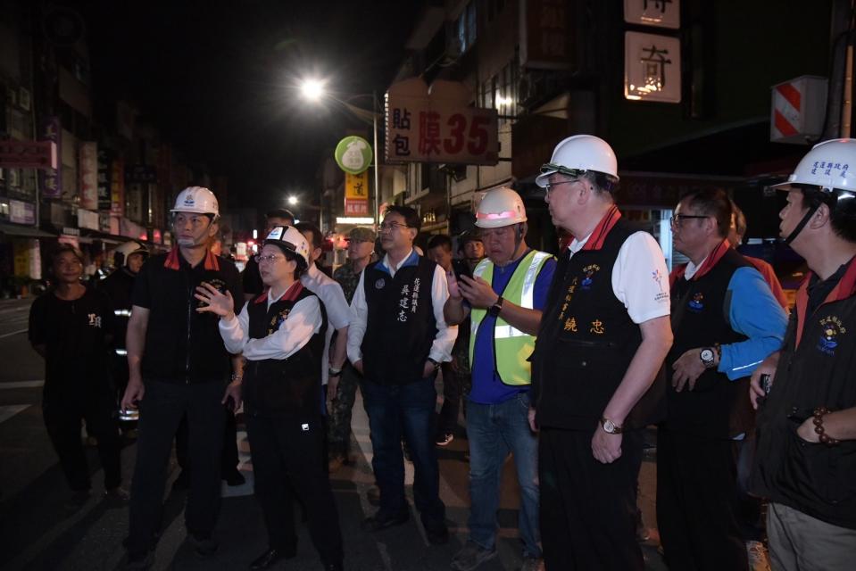 徐榛蔚坐鎮災防中心外，也漏夜前往災損飯店外視察。（圖：花蓮縣政府提供）