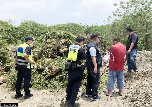 屏東環境守望襄助巡守隊協助查獲東港溪高灘地附近空地的非法傾卸大量廢棄物案。（記者毛莉翻攝）