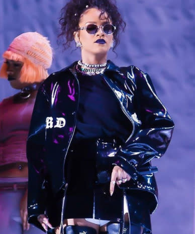 <p>Rihanna swapped her usual sleek n chic hair for a corkscrew curl up-do and we were obsessed with it. <i>[Photo: Rihanna/ Instagram]</i></p>