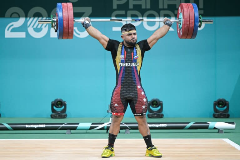 El pesista venezolano Keydomar Vallenilla ganó oro en los 89 kg de la halterofilia en los Juegos Panamericanos de Santiago, en el Gimnasio Chimkowe, el 22 de octubre de 2023 (Ernesto Benavides)