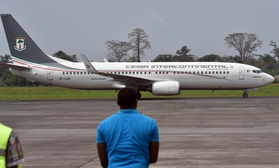 <p>CEIBA Intercontinental, compañía de Guinea Ecuatorial, tuvo una ruta directa con Madrid, pero ahora no puede volar en Europa y sus únicos destinos se encuentran en África. (Foto: Issouf Sanogo / AFP / Getty Images).</p> 