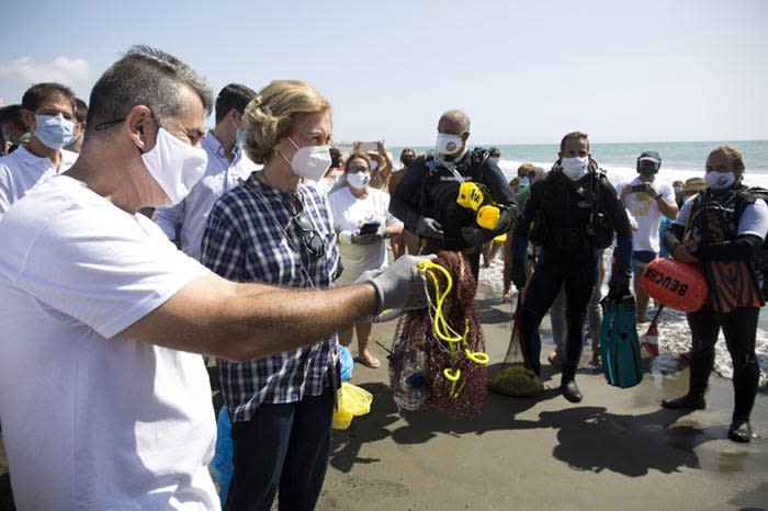 La reina Sofía viaja a Málaga para colaborar en una recogida de residuos