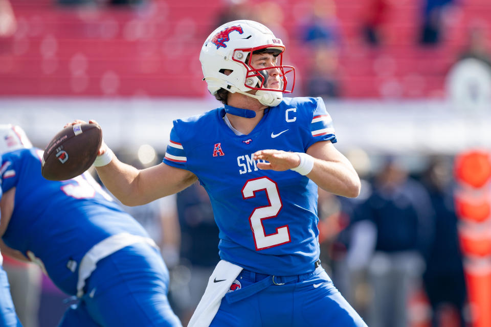 DALLAS, TX - 25 NOVEMBER: Quarterback Southern Methodist Mustangs Preston Stone (2) melakukan lemparan selama pertandingan sepak bola perguruan tinggi antara Navy Midshipmen dan Southern Methodist Mustangs pada 25 November 2023 di Stadion Gerald Ford di Dallas, TX. (Foto oleh Chris Leduc/Icon Sportswire via Getty Images)