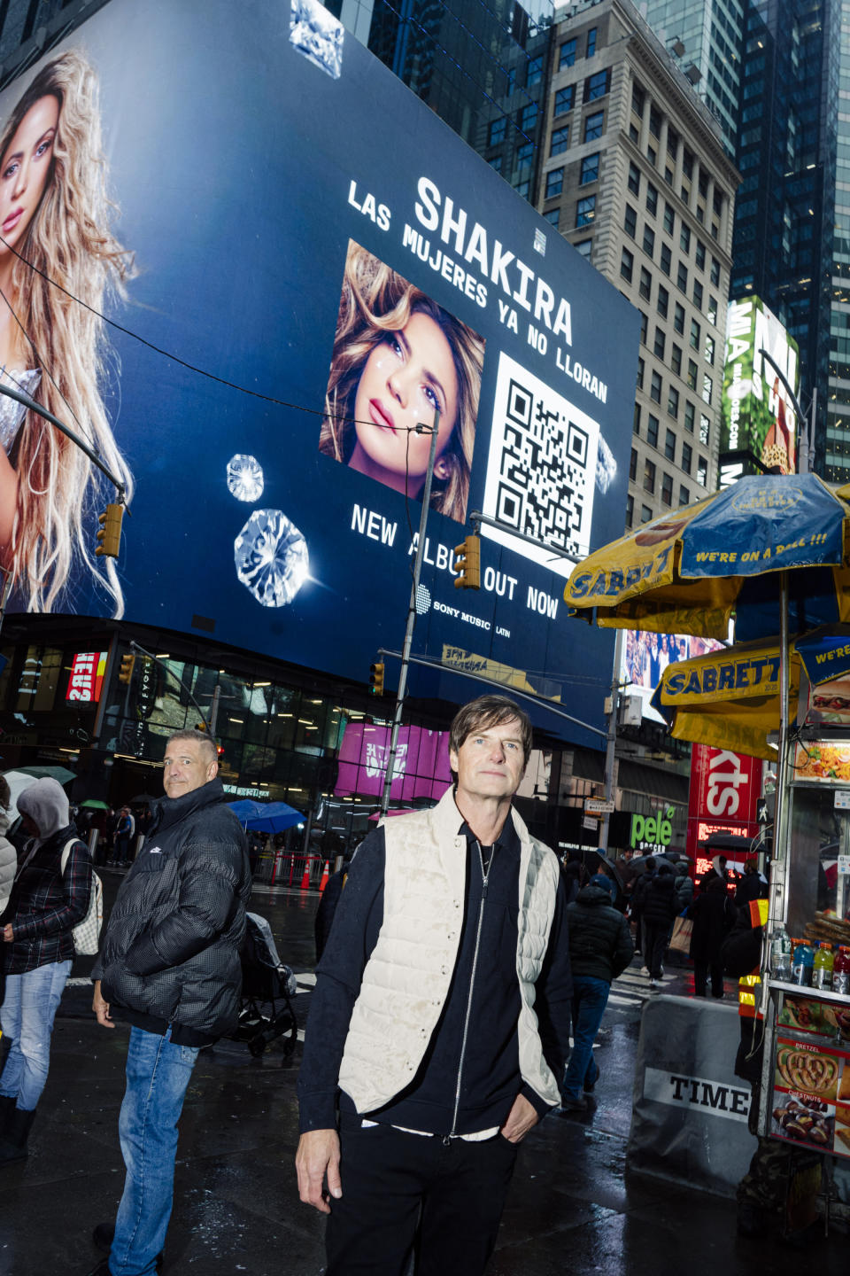 El cofundador y codirector ejecutivo de TSX Entertainment Nick Holmsten, quien dirigió la planificación logística del espectáculo sorpresa de Shakira en Times Square, frente a un anuncio del nuevo álbum de la cantante pop en Times Square, Manhattan, el 28 de marzo de 2024. (Jutharat Pinyodoonyachet/The New York Times)