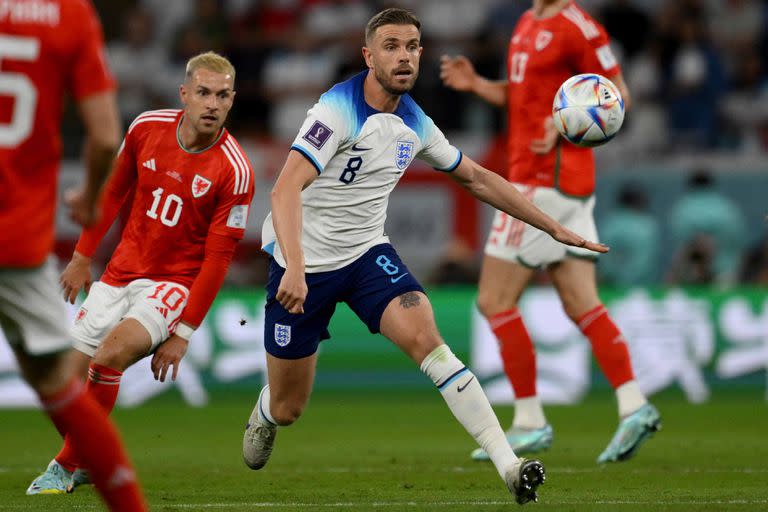 Wales' midfielder #10 Aaron Ramsey and England's midfielder #08 Jordan Henderson fight for the ball during the Qatar 2022 World Cup Group B football match between Wales and England at the Ahmad Bin Ali Stadium in Al-Rayyan, west of Doha on November 29, 2022. (Photo by NICOLAS TUCAT / AFP)