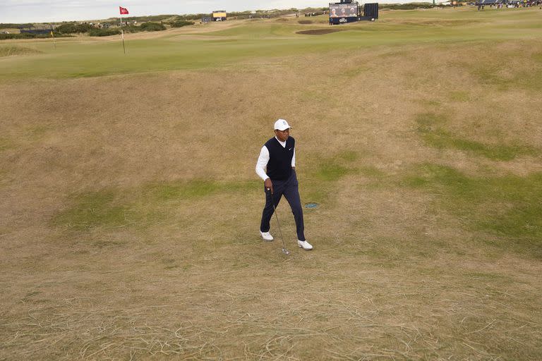 Tiger Woods sale del hoyo 12 en St. Andrews