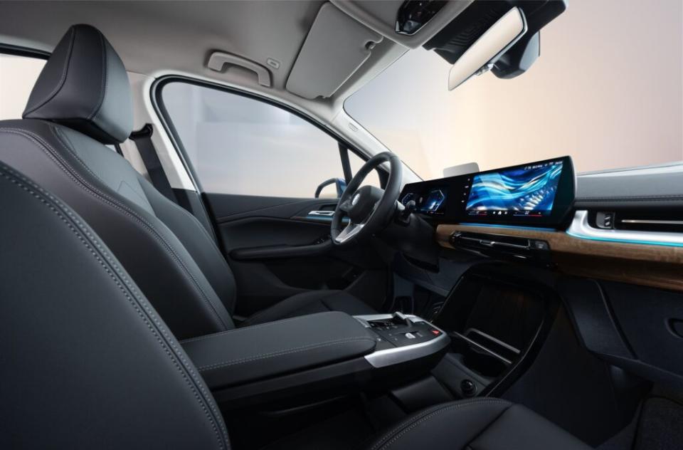 全新BMW 218i Active Tourer Luxury限量版刻劃出更為舒適且具質感的車室空間，懸浮式排檔座下方巧妙設計的儲物空間，巧妙配置車室內的機能性更增添了開闊的空間感。(圖片提供：汎德)