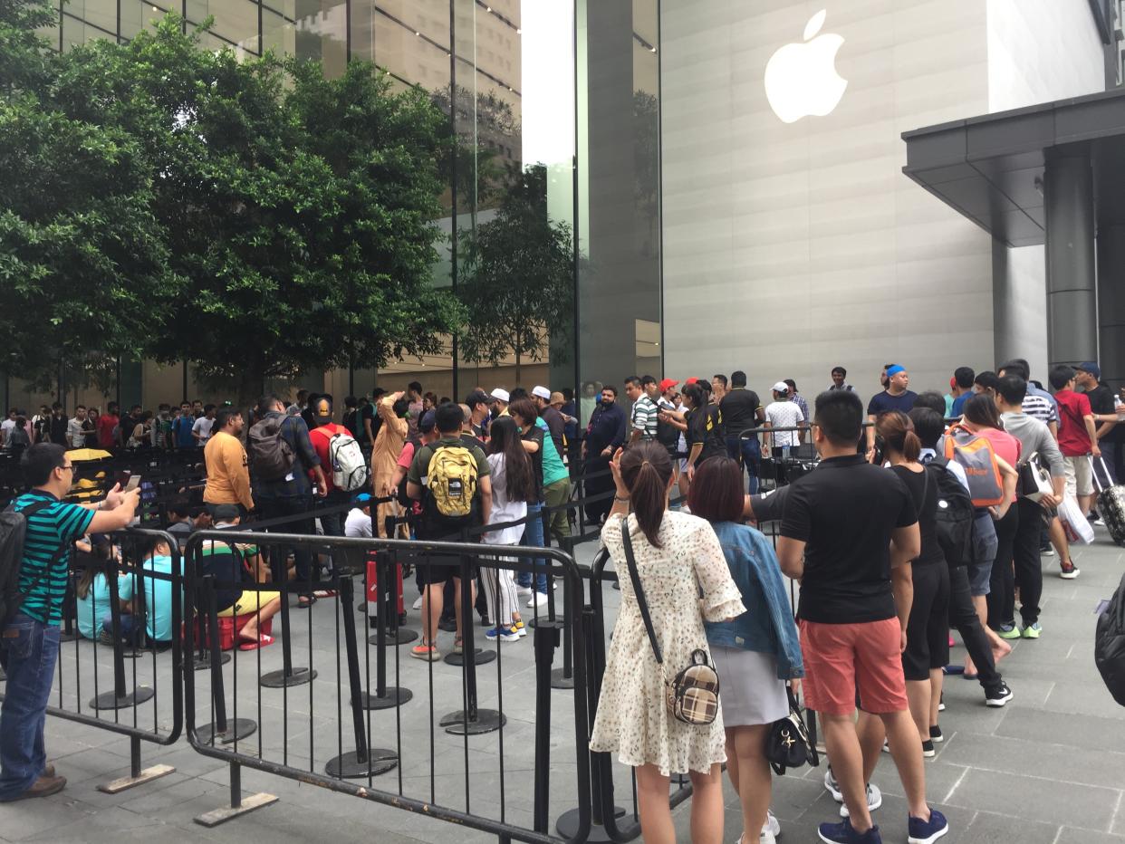 Undeterred by high prices, Apple fans in Singapore queue for iPhone XS, XS Max in Orchard Rd