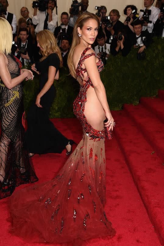 Jennifer Lopez en Versace au Met Gala. Personne ne conçoit le pouvoir d'une robe comme J.Lo et cette création transparente style dragon de Donatella Versace en est la preuve. Photo : Getty