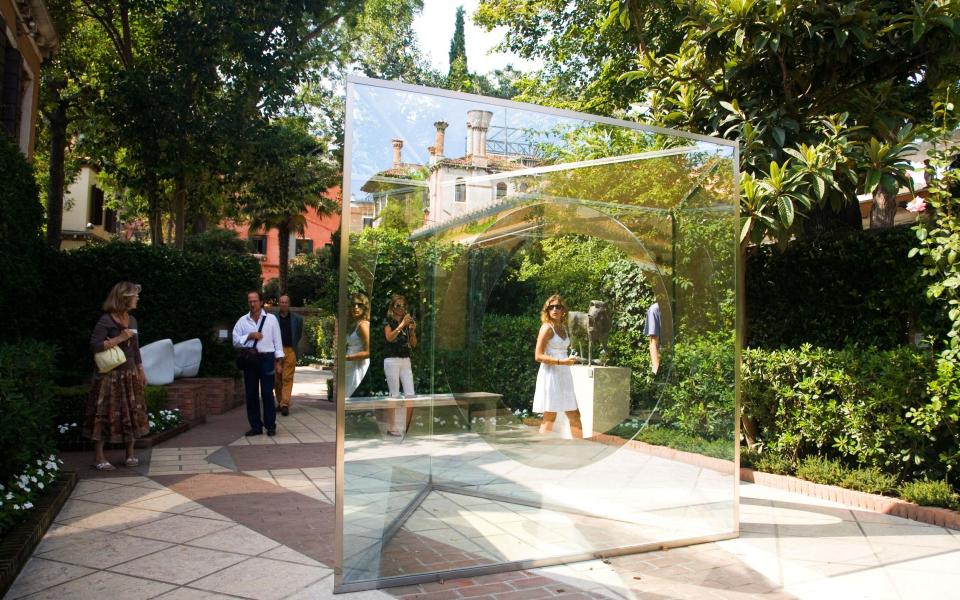 Γλυπτό στον κήπο του μουσείου συλλογής Peggy Guggenheim στη Βενετία, Ιταλία
