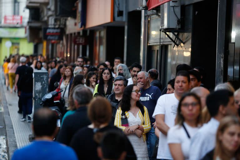 La fila para conseguir entradas gratuitas para los espectáculos del Complejo Teatral de Buenos Aires.