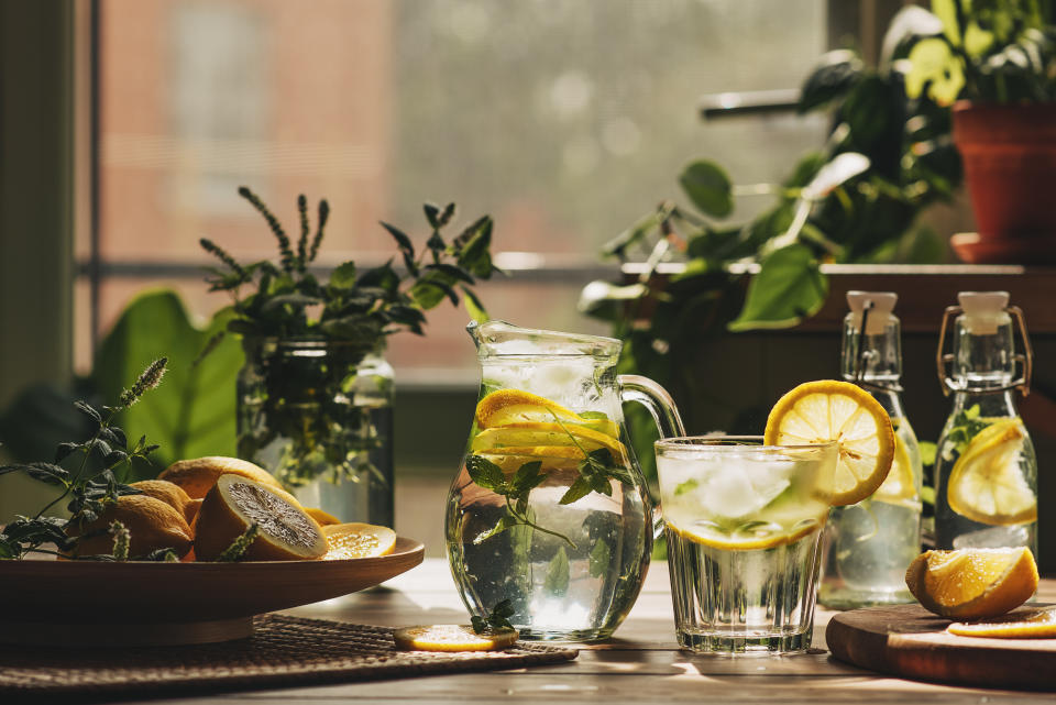 Hidratarnos adecuadamente e incorporar frutas frescas a nuestra alimentación son dos claves que contribuyen con la desintoxicación de nuestro cuerpo. (Getty Creative)