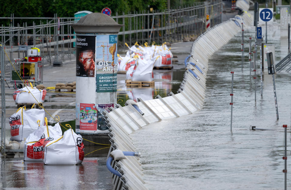 Bayern, Regensburg: Helfer bauen Hochwasserstege und Schutzwände am Donauufer auf. (Bild: Sven Hoppe/dpa)