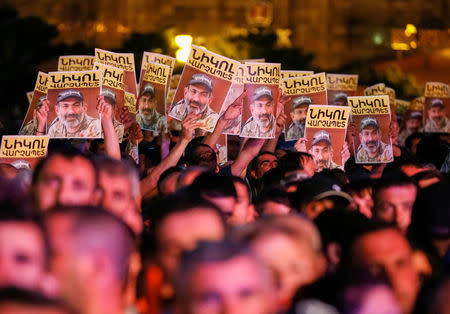 Supporters of Armenian opposition leader Nikol Pashinyan react, after his bid to be interim prime minister was blocked by the parliament, during a rally in central Yerevan, Armenia May 1, 2018. REUTERS/Gleb Garanich