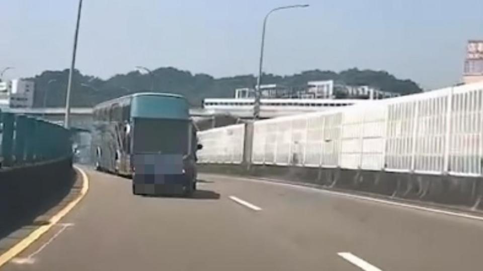 遊覽車逆向開上中安大橋。（圖／翻攝Facebook重機車友 ❘ 各區路況天氣、資訊分享中心人）