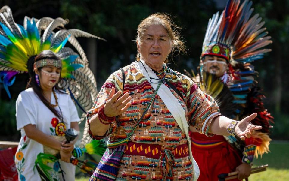 Betty Osceola , en el centro, activista de la tribu miccosukee, flanqueada por representantes del pueblo nahua mientras dirige una ceremonia de oración en el Sitio Histórico Nacional del Círculo de Miami, en Brickell, en apoyo de la designación como sitio arqueológico del cercano 444 Brickell Avenue. El terreno, cuya remodelación está prevista por el Related Group, forma parte de un sitio mayor de un poblado prehistórico tequesta en el río Miami que también abarcaba al Círculo.