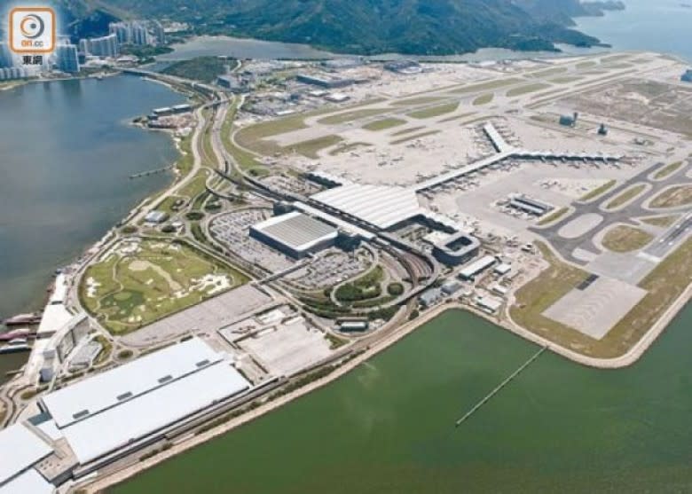 香港機場「三跑」案共10人被檢控。

