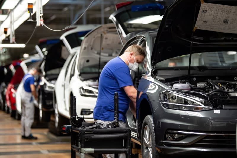 FILE PHOTO: VW re-starts Europe's largest car factory after coronavirus shutdown