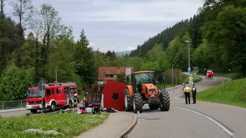 29 Verletzte bei Maiwagen-Unfall in Südbaden. (Bild: Gudrun Gehr/Oberbadisches Verlagshaus/dpa)
