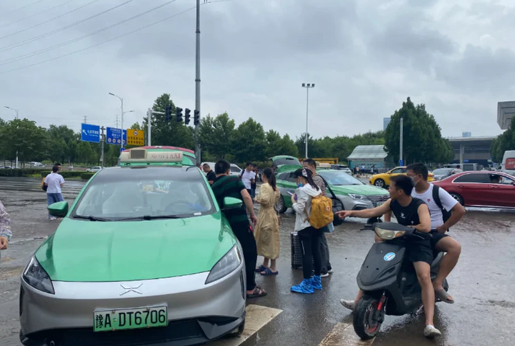 根據鄭州市的一項資料，全市8成以上的計程車已更換為電動汽車。在停電的情況下大受影響。   圖 : 翻攝微信