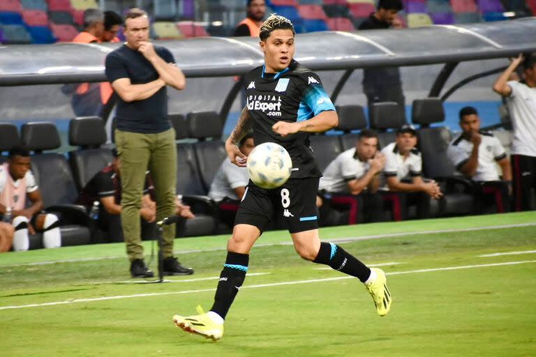 Juan Fernando Quintero observa a sus compañeros y domina la pelota durante el partido entre Racing y Central Córdoba de Santiago del Estero, por la Copa de la Liga Profesional