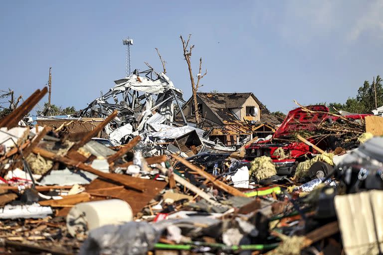 Los escombros cubren un área residencial en Perryton, Texas, el jueves 15 de junio de 2023, luego de que un tornado azotara la ciudad