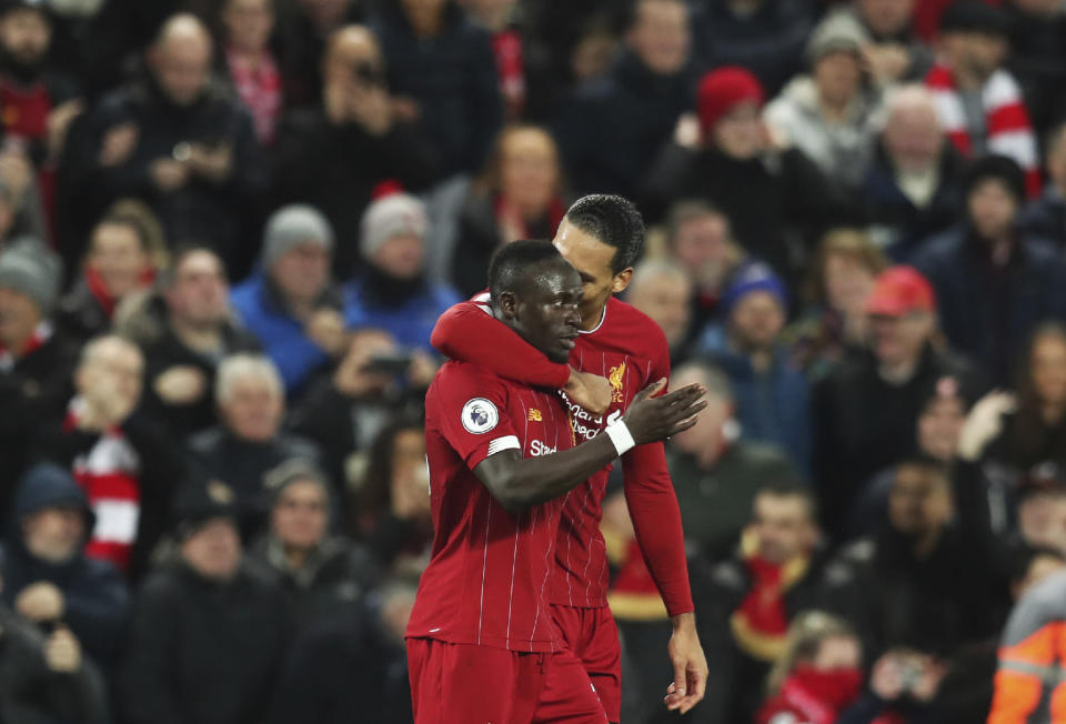 Sadio Mane celebra con su compañero del Liverpool Virgil van Dijk su gol en el triunfo 5-2 en el derby de Merseyside en el estadio de Anfield el miércoles cuatro de diciembre del 2019. (AP Photo/Jon Super)