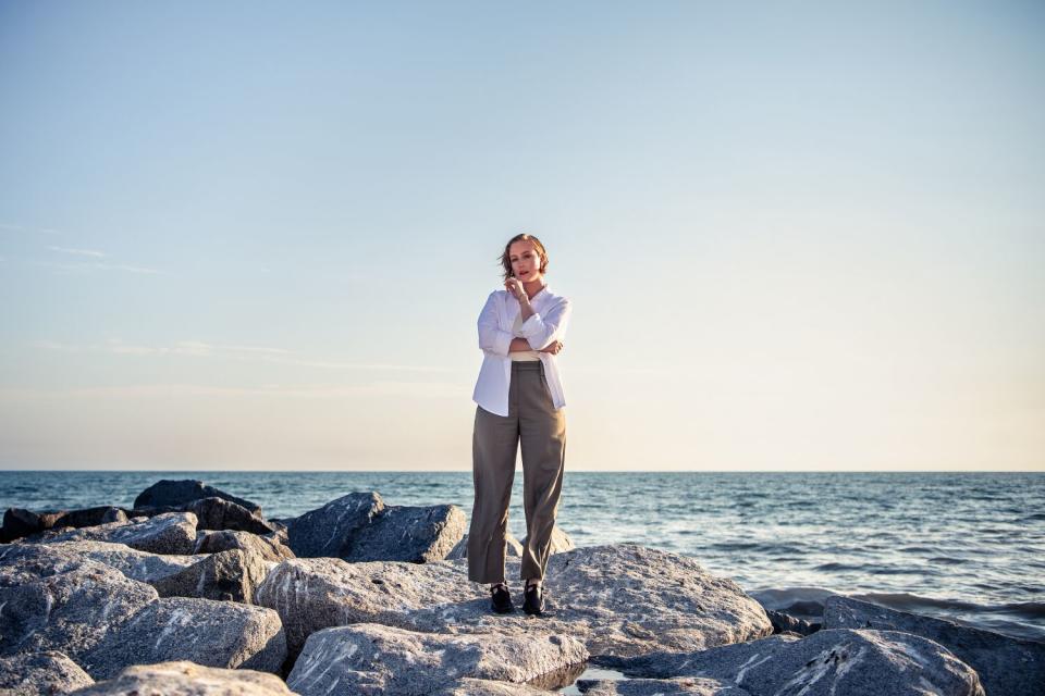 Portrait of comedian and actress Hannah Einbinder at Will Rogers State Beach.