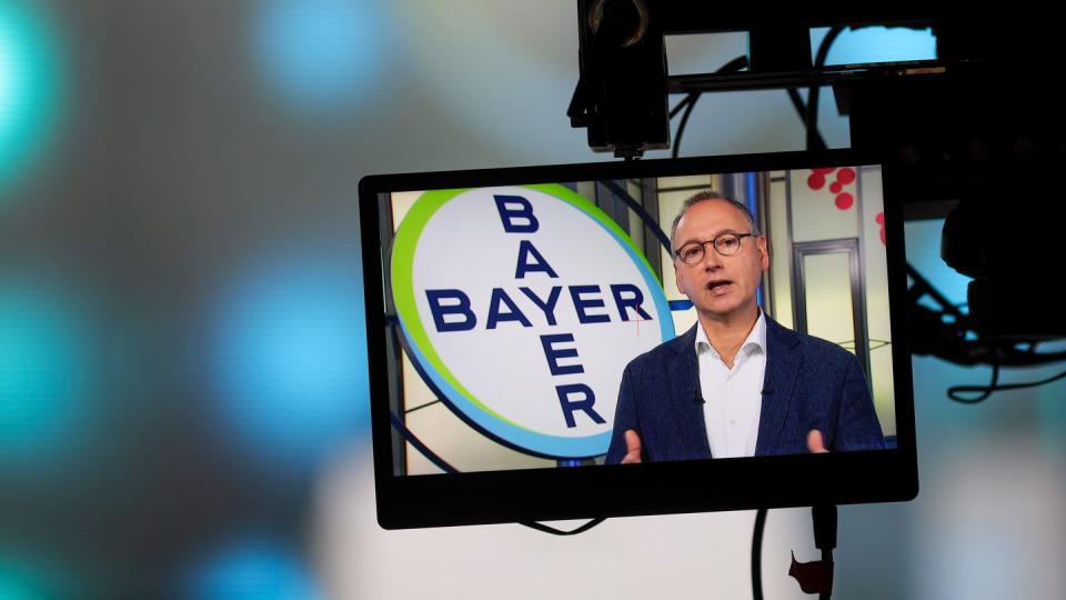 Der Bayer-Vorstandsvorsitzende Werner Baumann spricht auf der virtuellen Hauptversammlung des Unternehmens in Leverkusen.