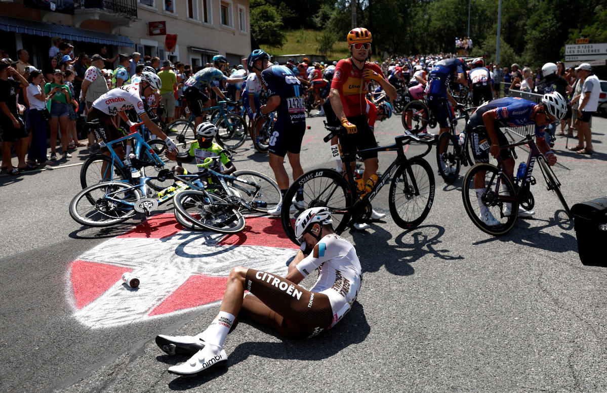 #Peloton crash caused by fan’s errant cell phone leads to cyclists pleading for self-awareness [Video]