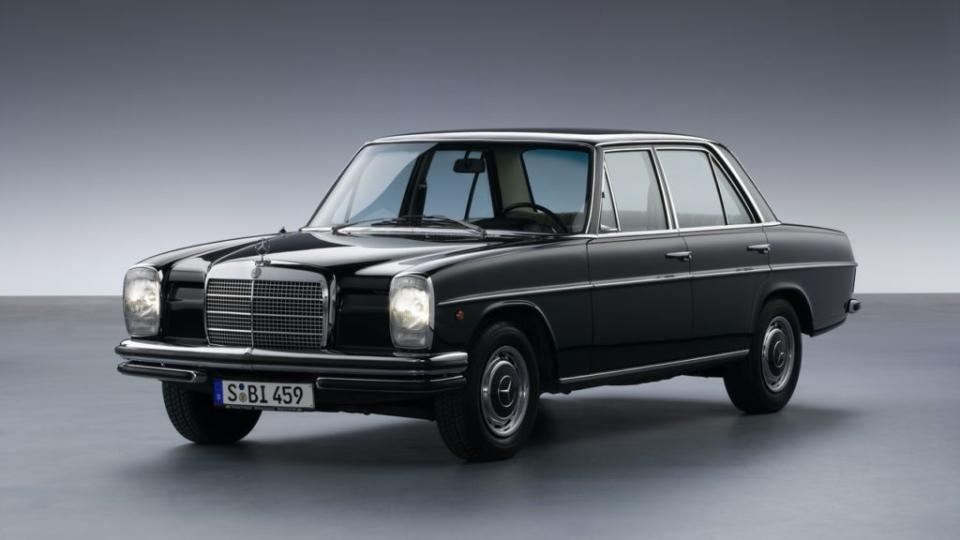 九孔先前接受媒體訪問時，分享自己擁有M-Benz W114豪華房車。(圖片來源/ M-Benz)