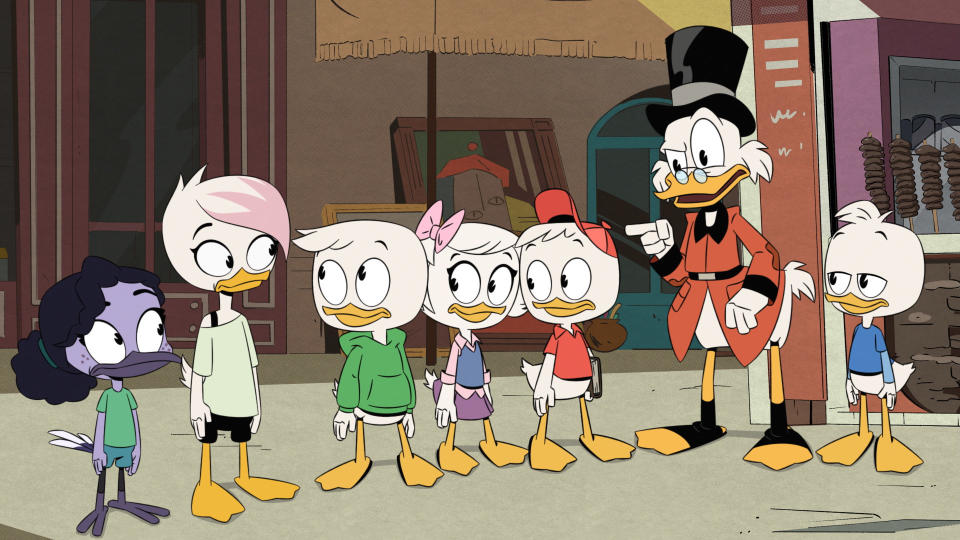 Violet, Lena, Louie, Webby, Hurym Scrooge, Dewey in the marketplace