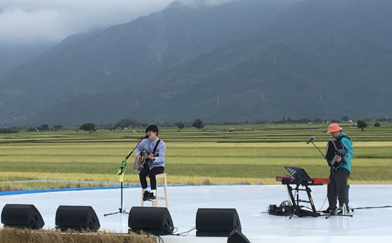 盧廣仲（左）在「2020池上秋收稻穗藝術節」開唱。