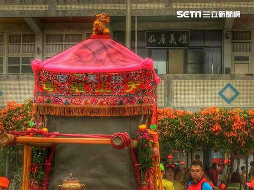 2017年進香，白沙屯媽多次停在有「禮義廉恥」匾額的地方。（圖／林榮崇提供）