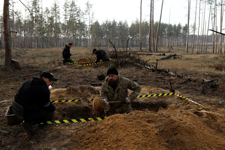 Black Tulip exhumiert Leichen aus einem Massengrab in Yampil, Ukraine, nahe Sloviansk. - Copyright: Clodagh Kilcoyne/Reuters