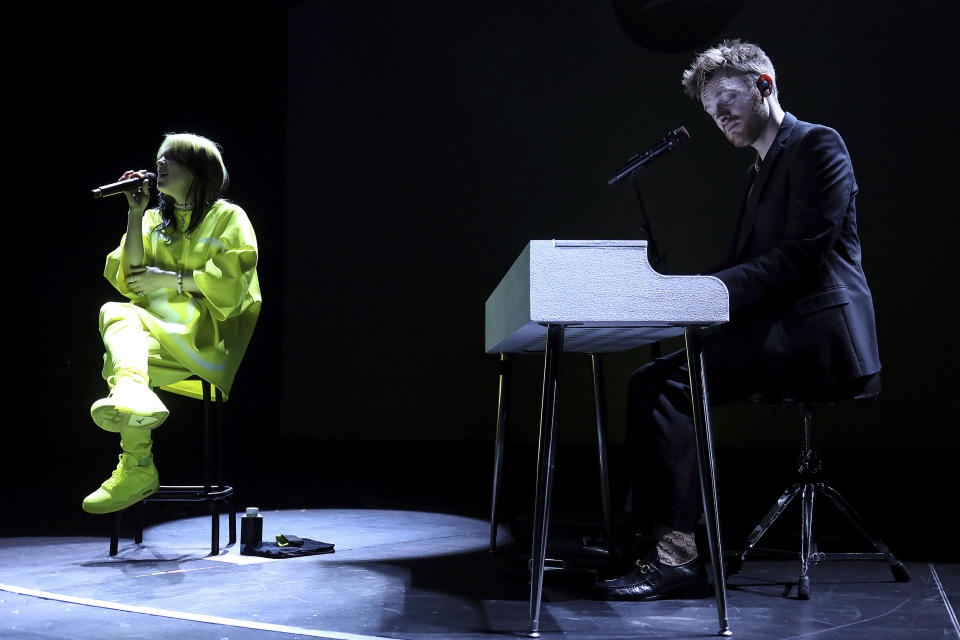 Billie Eilish, a la izquierda, y su hermano Finneas O'Connell durante su actuación en la fiesta de Spotify para los nominados al Grammy al mejor artista nuevo, el jueves 23 de enero del 2020 en The Lot Studios en West Hollywood, California. (Foto por Willy Sanjuan/Invision/AP)