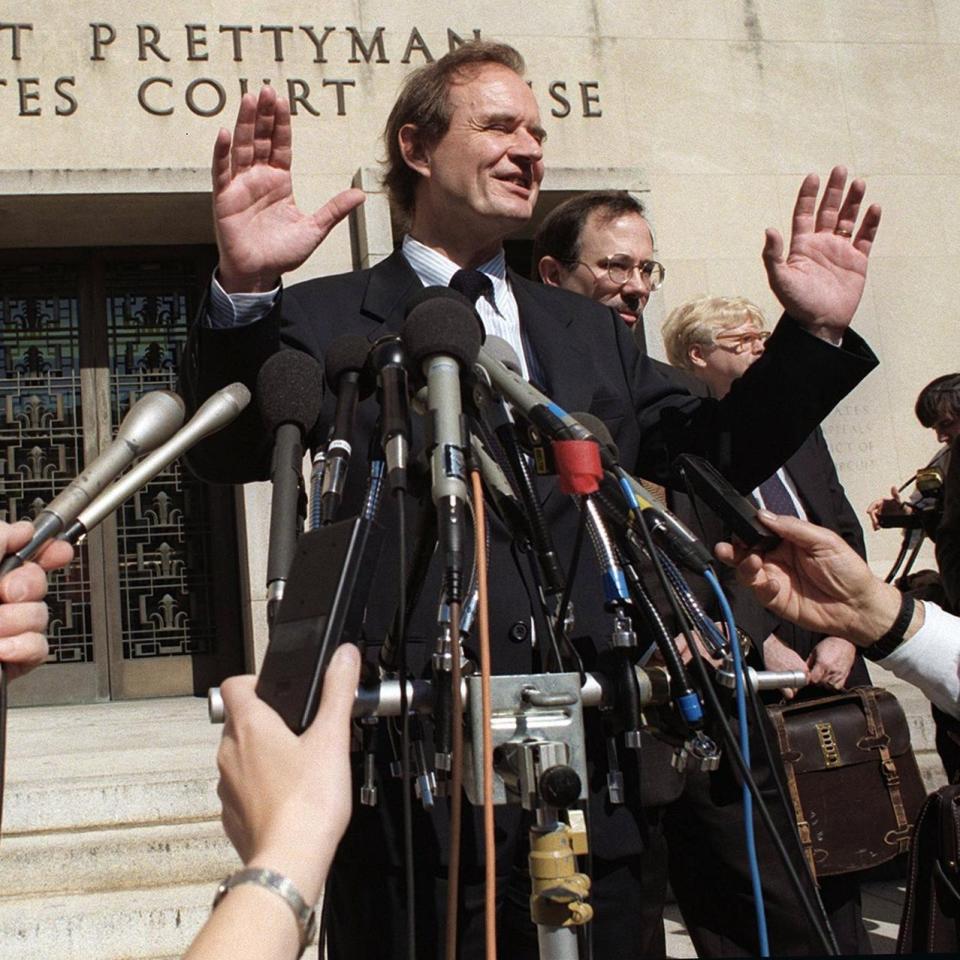 Boies outside a federal courthouse in  Washington, D.C. , during antitrust litigation against Microsoft in 1998. 