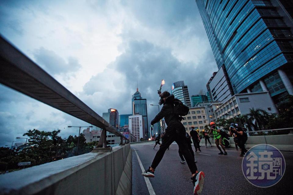 831傍晚，勇武派示威者占據香港多處街頭，圖為一名示威者在金鐘夏慤道上舉起燃燒瓶。