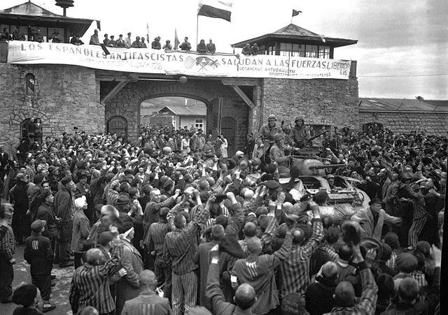 Liberación del campo de concentración de Mauthausen en la que se aprecia una pancarta escrita por los presos españoles (imagen vía Wikimedia commons)