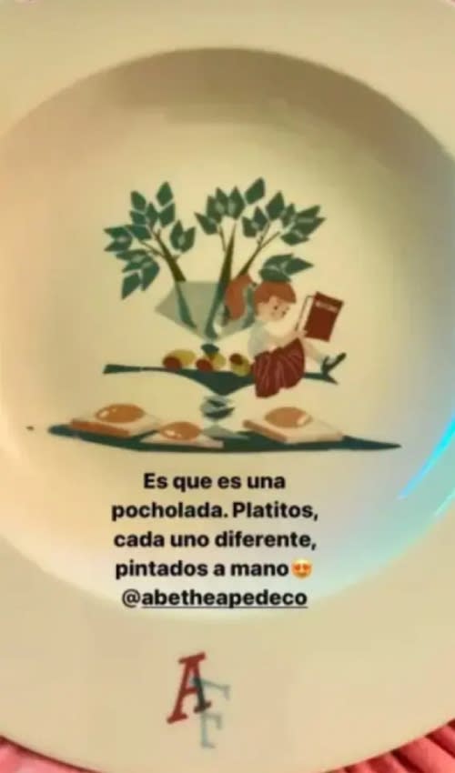 Los platos con las iniciales de Alba Carrillo y Feliciano