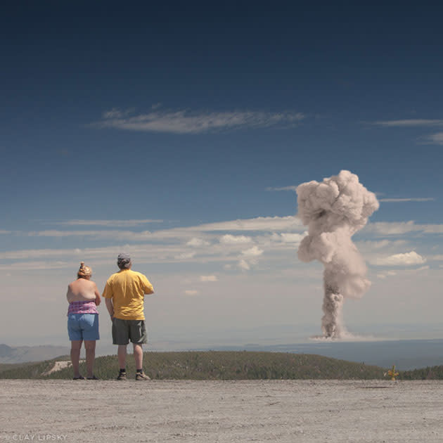 Er setzt die Original-Bilder der Atomwaffentests aus den 40er und 50er-Jahren in einen völlig neuen Kontext: Hineingeworfen ins Informationszeitalter werden die Atompilze der Bomben von Touristen bewundert ...