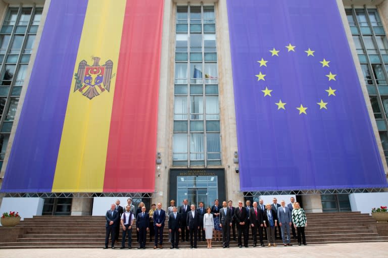La présidente moldave Maia Sandu (première rangée au centre à droite) et le commissaire européen au budget Johannes Hahn (au centre à gauche) avec des membres du gouvernement moldave à Chisinau, le 9 mai 2024 (Elena COVALENCO)