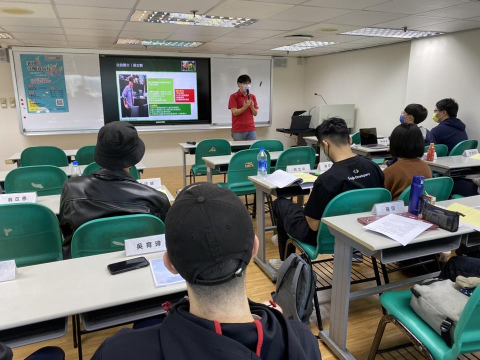 講師分享企劃行銷錦囊密技，引導同學撰寫計畫。   圖：新北市青年局提供