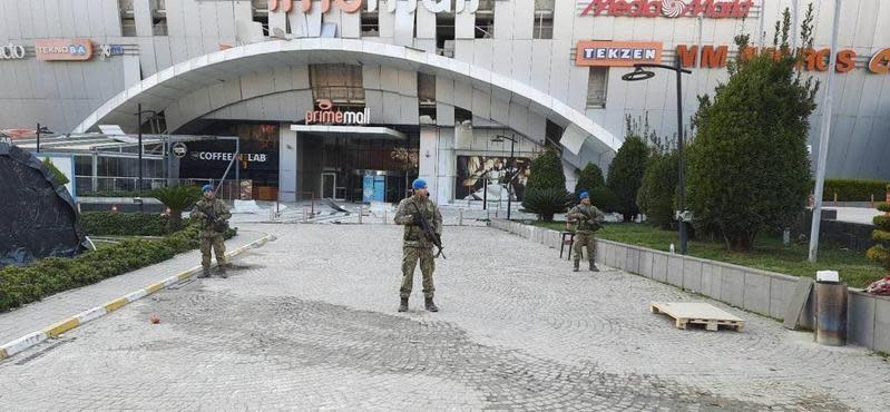土耳其災區犯罪事件頻傳，政府也派出軍隊在哈塔伊地區站崗和巡邏。（翻攝自@tcsavunma Twitter）