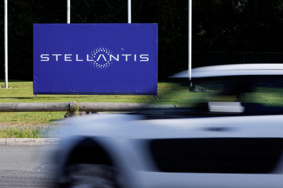 El logotipo de Stellantis a la entrada de la fábrica de la empresa en Hordain, Francia, 7 de julio de 2021. REUTERS/Pascal Rossignol/Foto de archivo