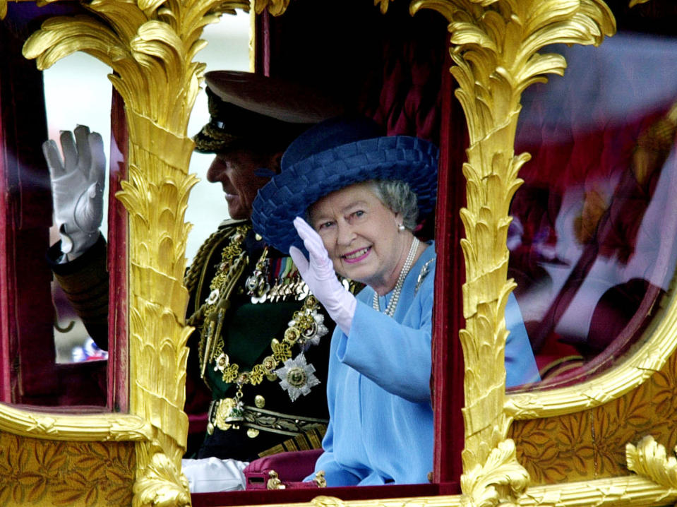 ARCHIVO – La reina Isabel II de Gran Bretaña acompañada por su esposo el duque de Edimburgo saluda al público desde la carroza State Gold el 4 de junio de 2002, en un recorrido desde el Palacio de Buckingham a la Catedral de San Pablo en Londres rumbo a una misa de acción de Gracias por su Jubileo de Oro. La reina Isabel II, la monarca con el reinado más largo de Gran Bretaña y una roca de estabilidad en buena parte de un siglo turbulento, ha muerto. Tenía 96 años. El Palacio de Buckingham anunció su deceso el jueves 8 de septiembre de 2022. (Foto AP/Rebecca Naden/Pool, archivo)