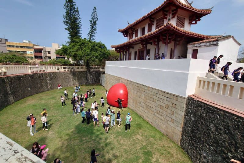 紅球計畫台南最終站  大南門城登場（3） 紅球台南歷史街區策展行動迎來最終日，7日在古蹟 大南門城登場，參觀民眾進入外廓與城門間狹窄空間 近距離拍照，也可體驗半月形「甕城」特色。 中央社記者楊思瑞攝  113年4月7日 